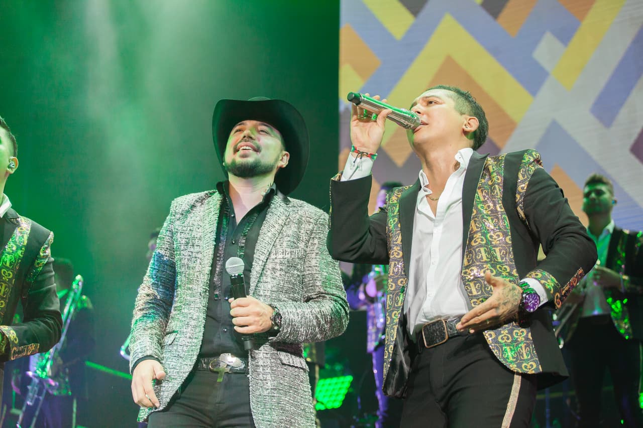También compartió el escenario con Edwin Luna y ambos interpretaron la canción: 'Y tú qué harías', provocando la ovación de la gente.