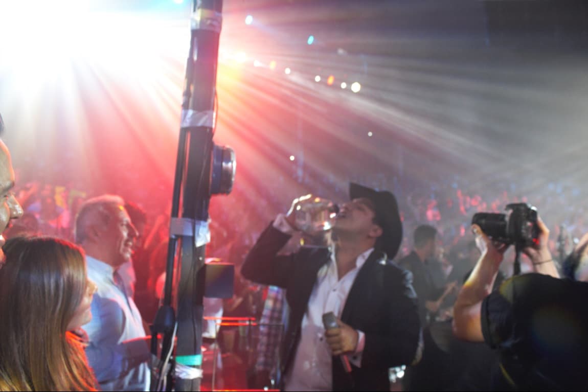 Ya encarrerado, Julión no dudó en refrescarse la garganta con un largo trago de tequila.