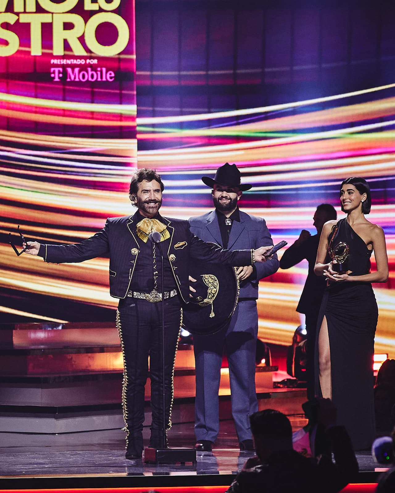 El premio se lo entregó Carín León y con la voz entrecortada Alejandro agradeció por el apoyo a su carrera, en especial a su papá, Vicente Fernández: "Mi padre seguramente estará haciendo alguna fiesta allá arriba y se sentirá muy orgulloso de este reconocimiento. Agradezco a mi madre, a mis hijos que estuvieron aquí, a mis nietas, a Karla que es mi compañera de toda la vida". 
<br>