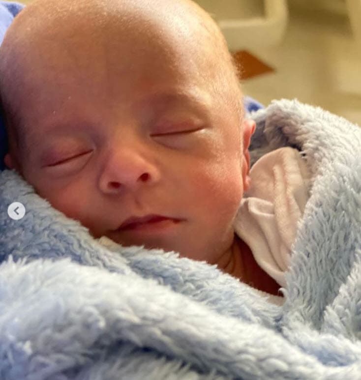 El cantante destacó que él, su esposa y su hijo son 
<b><a href="https://www.univision.com/famosos/emir-pabon-accidente-esposa-bebe" target="_blank">"supervivientes de un accidente tan fuerte"</a> </b>que los tuvo "al borde de la muerte". 
<br>