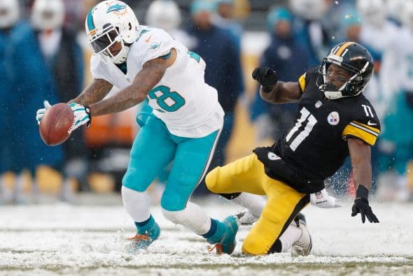 Los fanáticos de los Dolphins ya no hablan de la controversia Incognito/Martin, ni si Ireland o Philbin estarán con el equipo en el 2014, sino que pasan horas calculando… ¡porque tenemos chance de ir a los playoffs! Al principio de la temporada, y sobre todo, después de perder -casi deshonrosamente- contra Tampa Bay y Buffalo, los comentarios sobre Miami eran negativos. Qué si las novatadas, qué si Tannenhill, qué si el running game, qué si la línea ofensiva, que si… qué se yo… Pero ahora, las cosas han cambiado y solo se mencionan las posibilidades que tenemos de jugar en enero. ¡Ay, bendito! Bueno, después de este encontronazo con los portadores de las terribles toallas amarillas, donde salimos vencedores … por media pulgada… 34-28, ya todo me parece posible. Arriba Tannenhill (20 de 33, para 200 yds); arriba Wake and Odrich; arriba Thomas (105 yds, un TD en 16 acarreos); arriba Clay con sus dos TD y arriba Philbin, que mantiene el invicto en la revisión de las jugadas (obtuvo el cambio de “incomplete pass” a TD de Hartline). ¡Arriba, Dolphins, seguimos cuesta arriba!