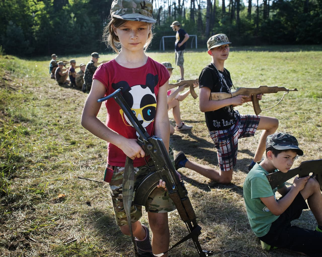 Un grupo de niños recibe entrenamiento militar en un campamento de verano para menores entre siete 7 y 18 años en Kiev. El campamento es uno entre varios organizados por el batallón Azov, una milicia nacionalista radical que ahora forma parte de la Guardia Nacional y lideraba la batalla en contra de los separatistas rusos en el este de Ucrania.