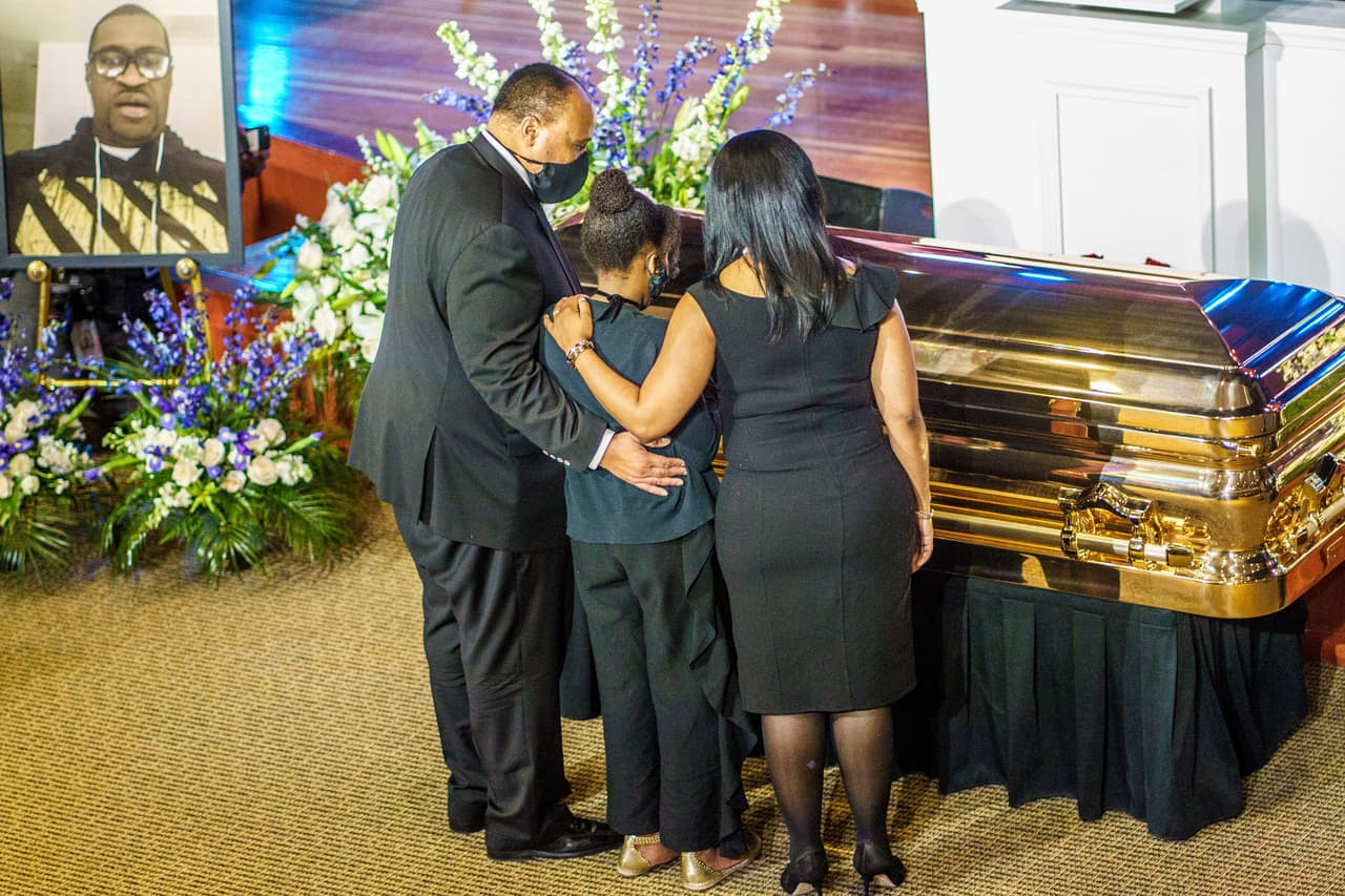 El activista y defensor de derechos humanos Martin Luther King III y su familia muestran sus respetos ante el féretro de George Floyd, en el servicio privado que se lleva a cabo en la Universidad del centro norte Frank J. Lindquist Sanctuary de Minneapolis, Minnesota.