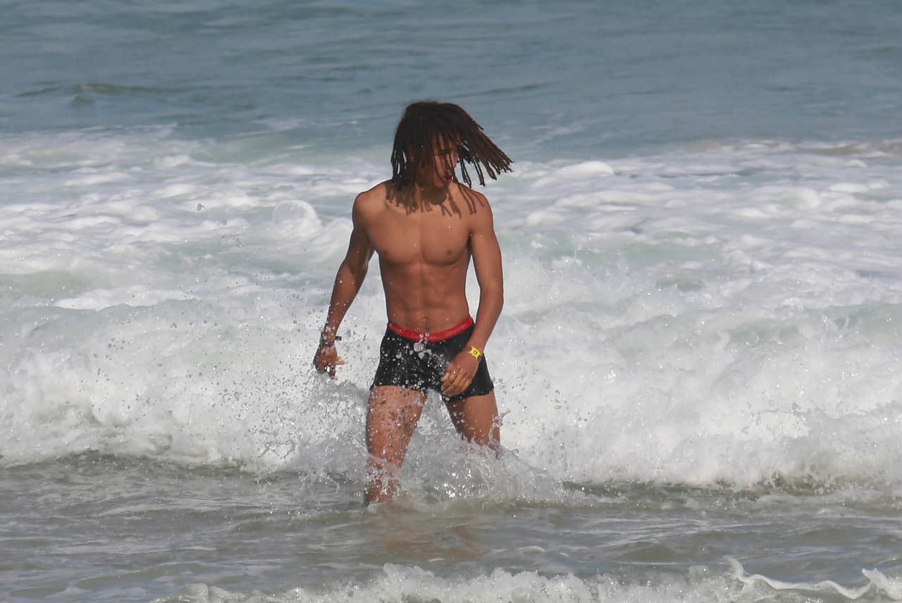 OMG! Al salir del agua notamos que Jaden tiene unos 'abs' de envidia.