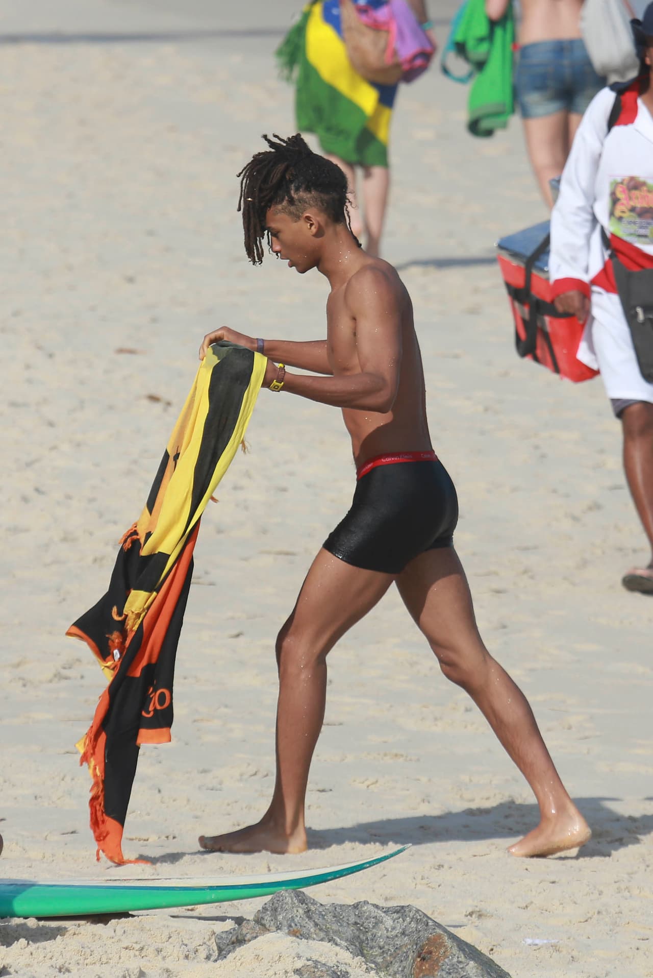 Cubrió sus encantos.