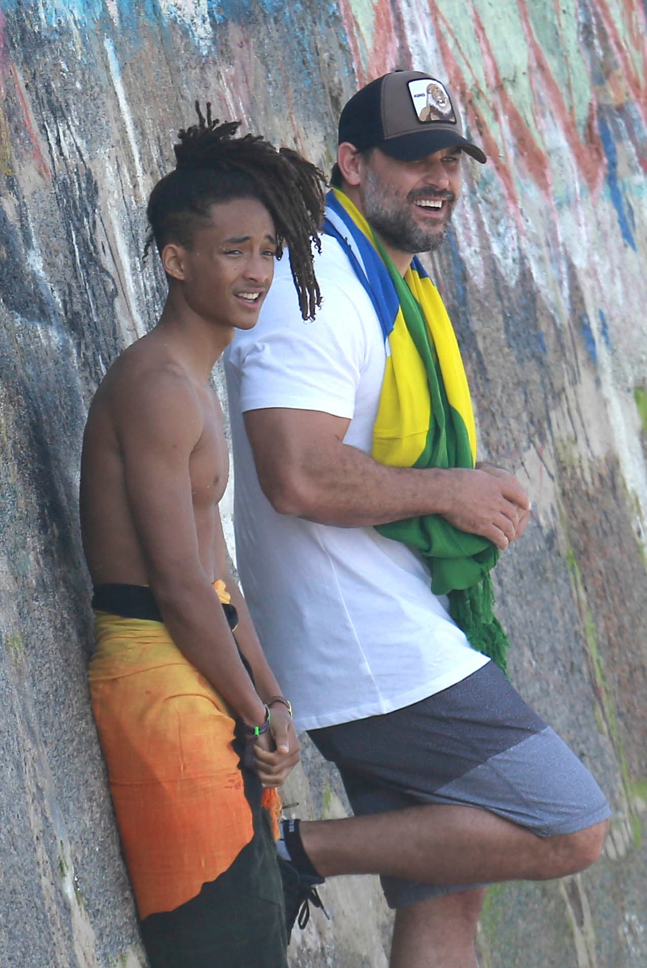 Con un amigo platicando.