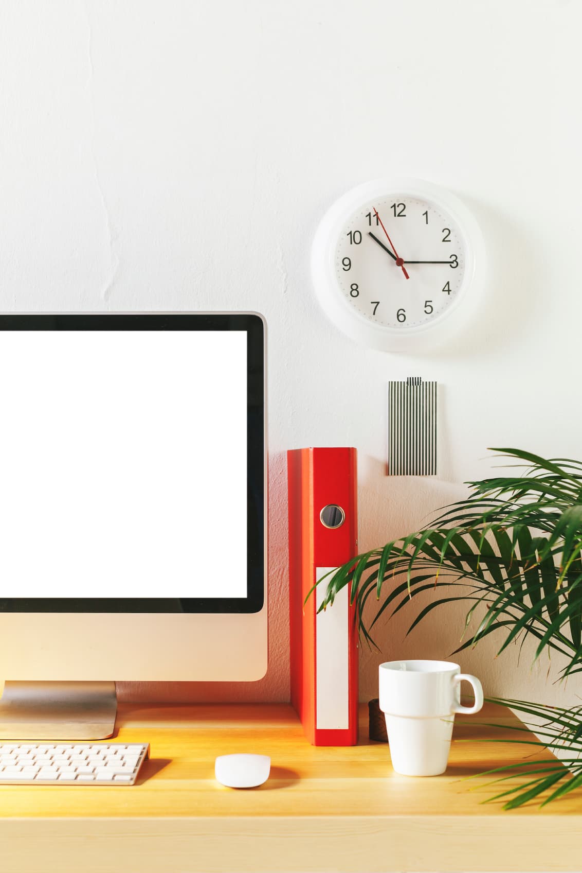 <b>Crea una rutina profesional</b>. Es decir, levantarse siempre a la misma hora, arreglarse como si se fuera a la oficina (bañarse, vestirse, desayunar) y comenzar a trabajar en un horario determinado todos los días.