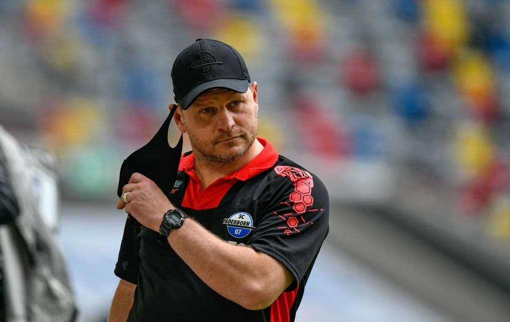 <b>Primer(os) cambio(s) </b>- En realidad, en varios frentes se dieron las primeras modificaciones en el regreso, todos al inicio del segundo tiempo. Pero lo que sí es novedoso es la nueva regla de los cinco cambios. El primer equipo en hacer más de los tres cambios fue el Paderborn al hacer su cuarta modificación a los 73' (Zolinski entró por Sberneri). Y también fue el primero en hacer el quinto, a los 88' al entrar Evans por Antwi-Adjej.