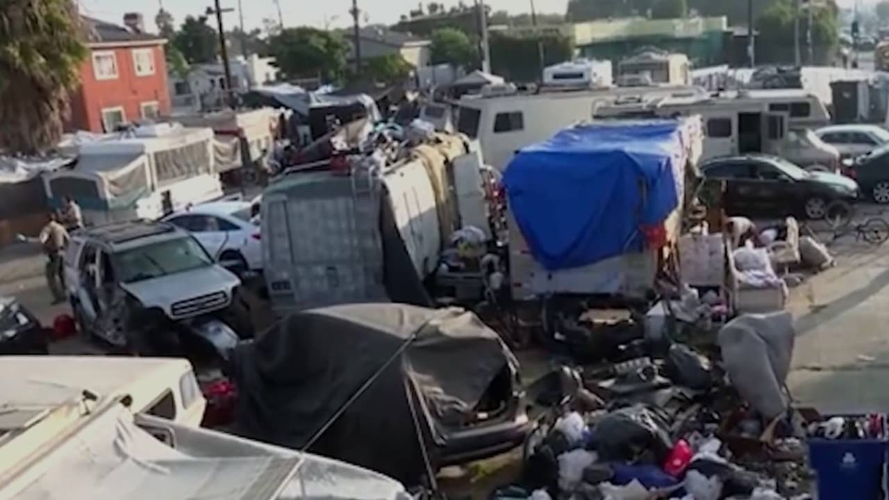 Los Ángeles evalúa el éxito de los operativos para retirar campamentos de personas sin hogar