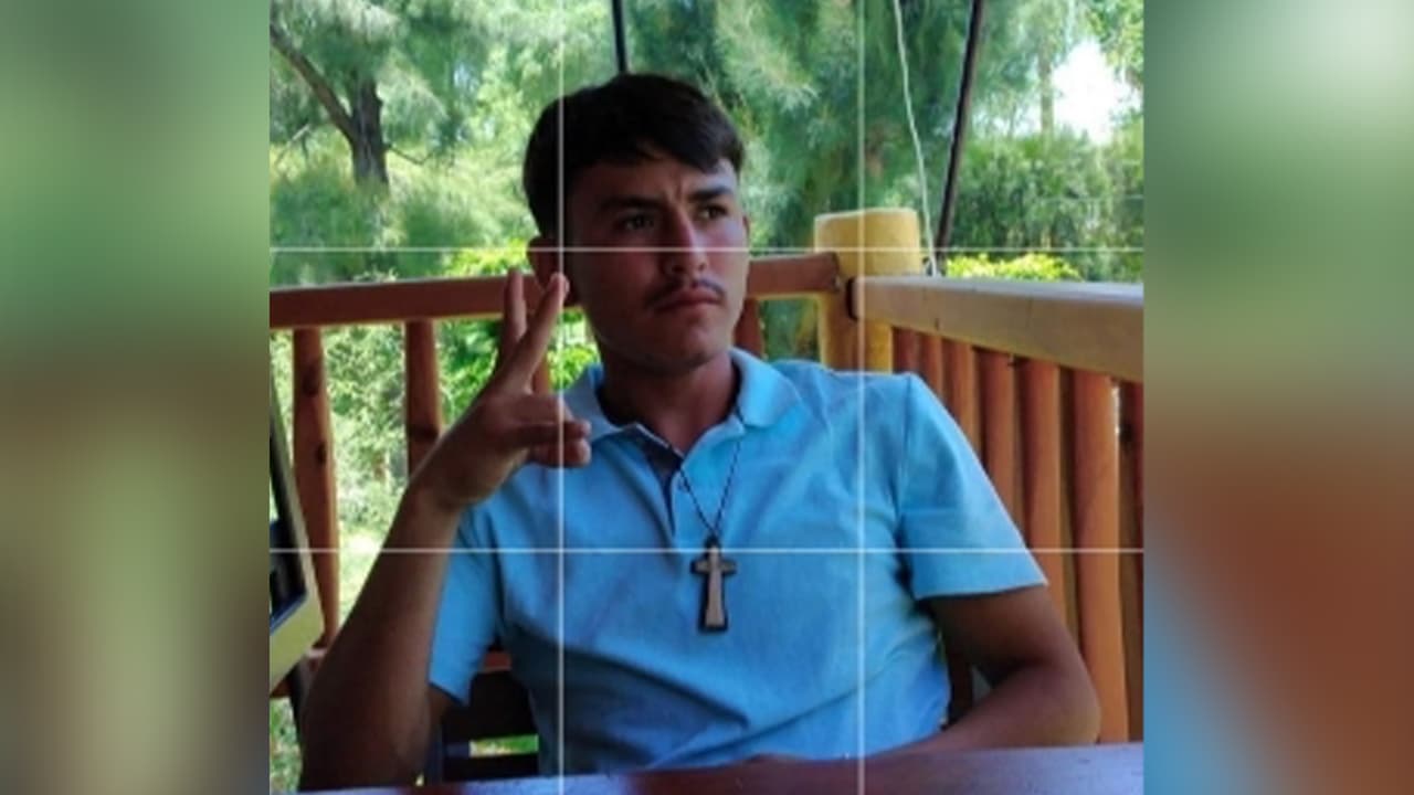 Espinoza Villanueva no habla inglés, no pudo inscribirse en la escuela y comenzó a trabajar cuando llegó pero al poco tiempo renunció, de acuerdo con su padre que asegura que temé que podría estar con personas que sean una mala influencia para él.