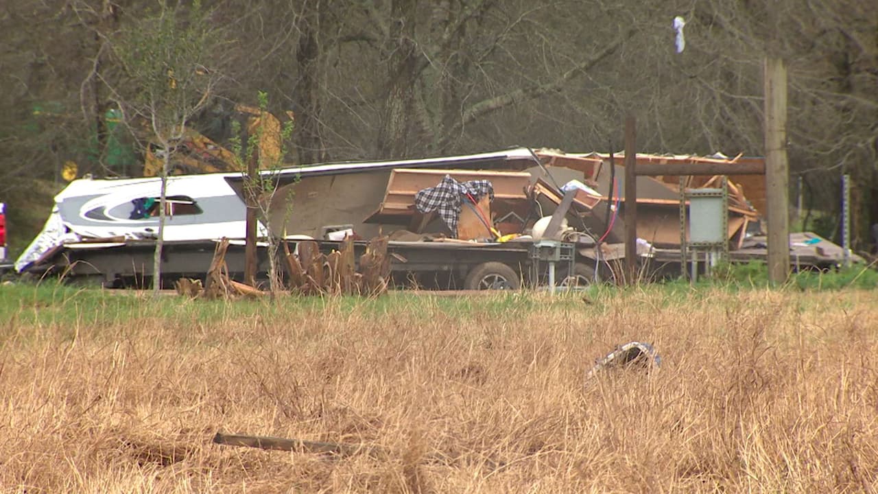 Casas móviles y automóviles se vieron afectados por los fuertes vientos.