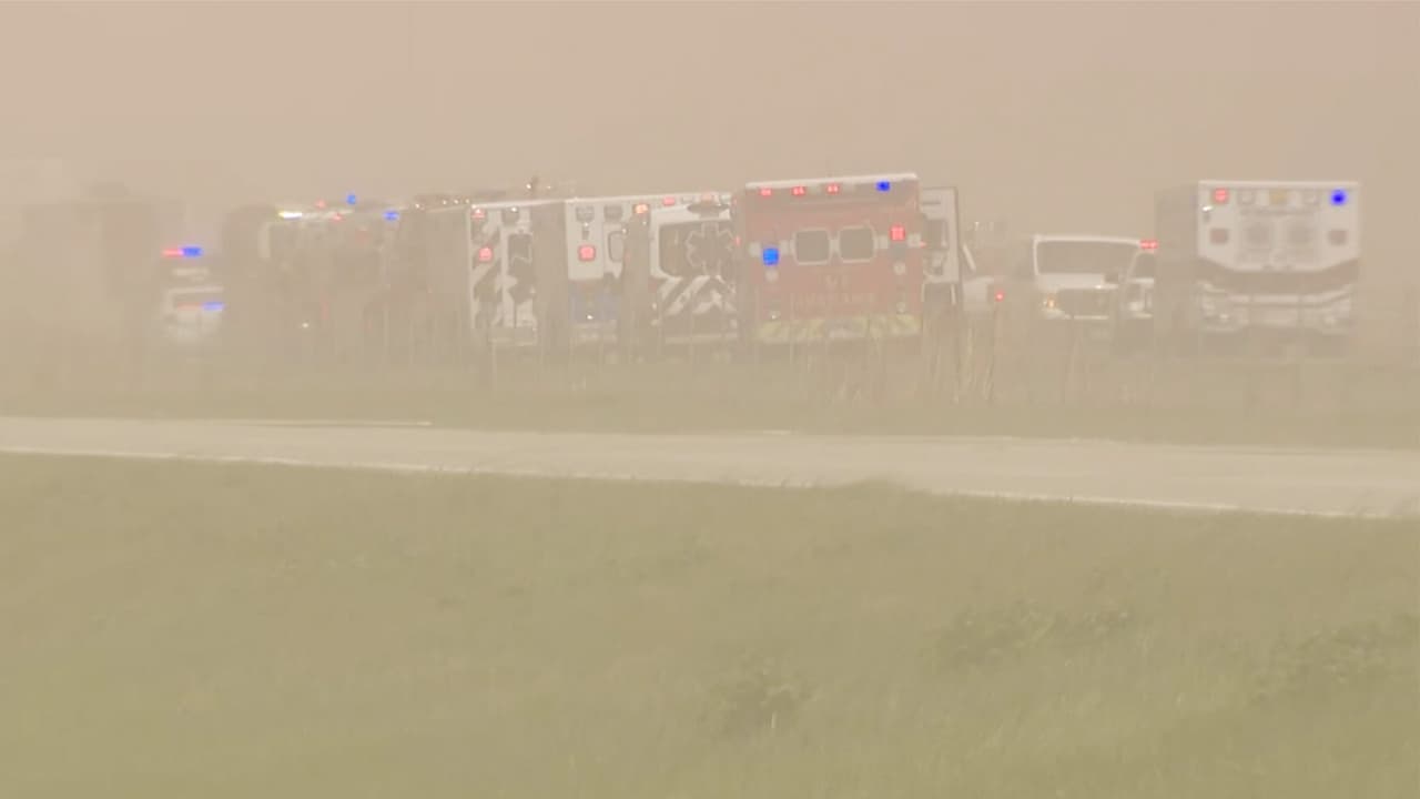 Una vez que el polvo se levanta, las condiciones de visibilidad se ven muy limitadas, lo que da pie a accidentes como el que se registró el lunes. 
<br>Este día, se informó, la visibilidad se redujo en instantes a un promedio de ¼ de milla a 0 completamente.