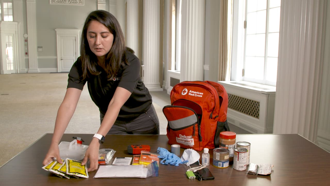 Debe estar abastecido para por lo menos para tres días, en caso de no tener servicio eléctrico o agua.