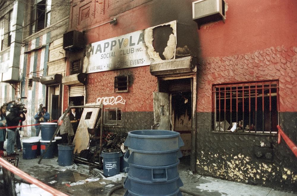 <b>HAPPY LAND: </b>Un pirómano prendió fuego al club social del Bronx, que funcionaba ilegalmente, el 25 de marzo de 1990, matando a 87 personas, la mayoría de ellas hispanos. El pirómano, el refugiado cubano Julio González, se enzarzó en una discusión con su antigua compañera de piso y fue expulsado del club, pero volvió con gasolina, prendió el fuego y derribó la verja metálica de la entrada.