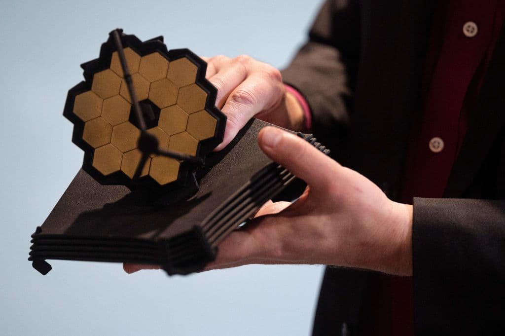 Tras llegar a su destino final, el telescopio Webb comenzó el largo proceso de 
<b>alinear los espejos</b>, enfriar los detectores infrarrojos lo suficiente como para operar y calibrar los instrumentos científicos, todo protegido por una sombrilla del tamaño de una cancha de tenis que mantiene fresco el telescopio.
<br>