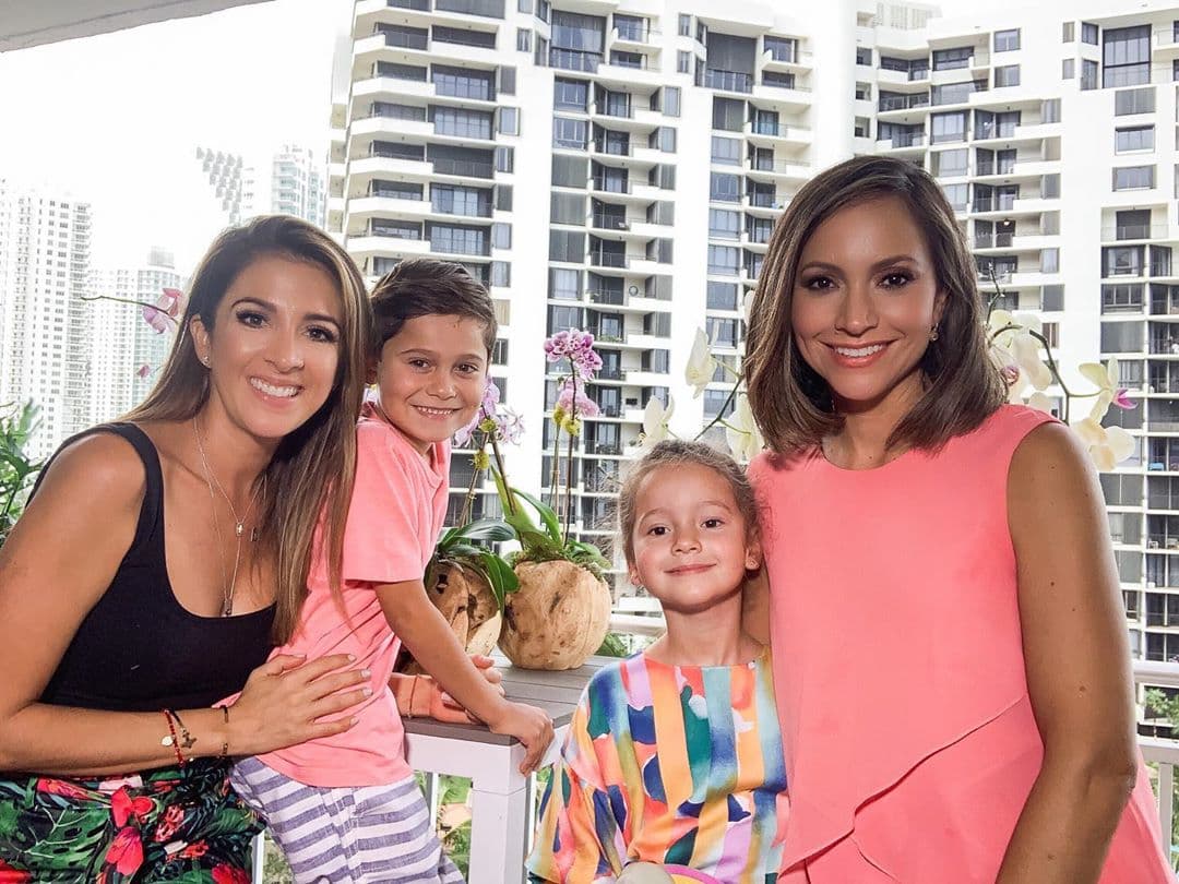 Después de varios meses de confinamiento, Satcha y Maity pudieron reunirse en el 'balcón de las orquídeas', como es conocido una parte del departamento de Maity. Fue una visita muy especial en la que los hijos de Satcha se la pasaron de maravilla con su 'tía'.