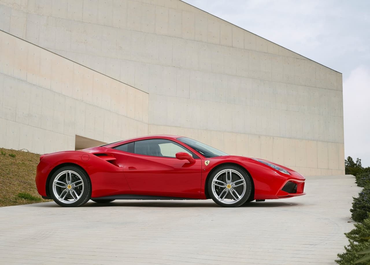 Este exótico superdeportivo de la firma de Maranello posee un motor V8 turbo de 3.9 litros, con el que entrega 660 caballos de fuerza a 8,000 rpm y 561 lb-pie de torque a 3,000 rpm. Su precio ronda los 280,000 dólares.