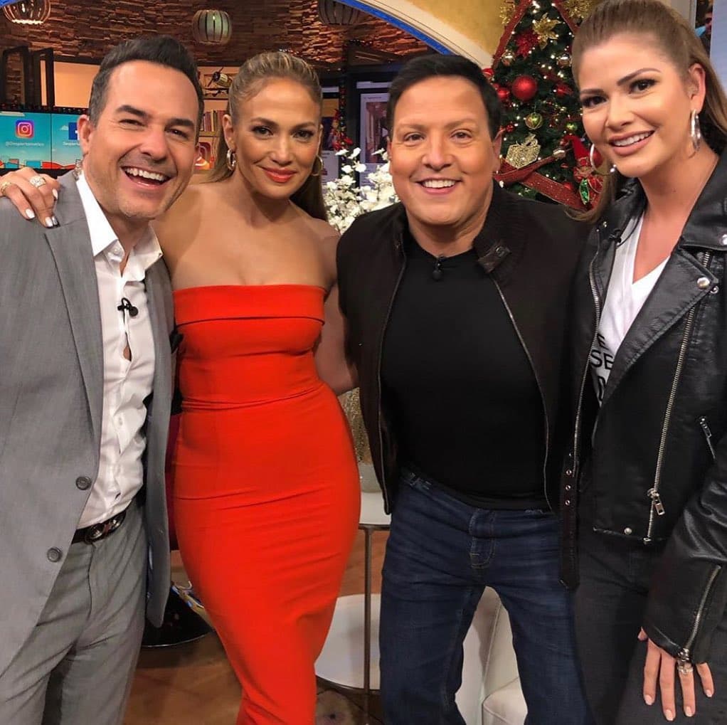 En su trayectoria como presentador ha tenido la oportunidad de conocer a artistas internacionales, como en este caso que estuvo hombro a hombro con JLo.