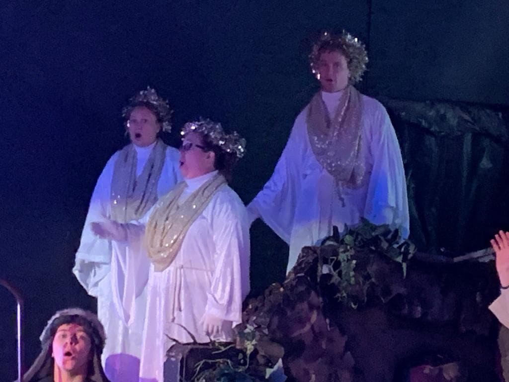 La localidad se encuentra aproximadamente a 25 millas al sur de Fresno en la autopista 41, y a 3 millas al oeste en el monte. La escena está en la esquina de las avenidas Marks y Mt. Whitney.