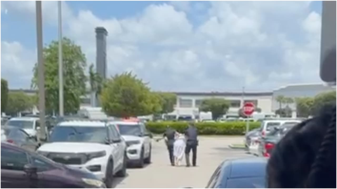 La Policía llegó al sitio y detuvo a la mujer.