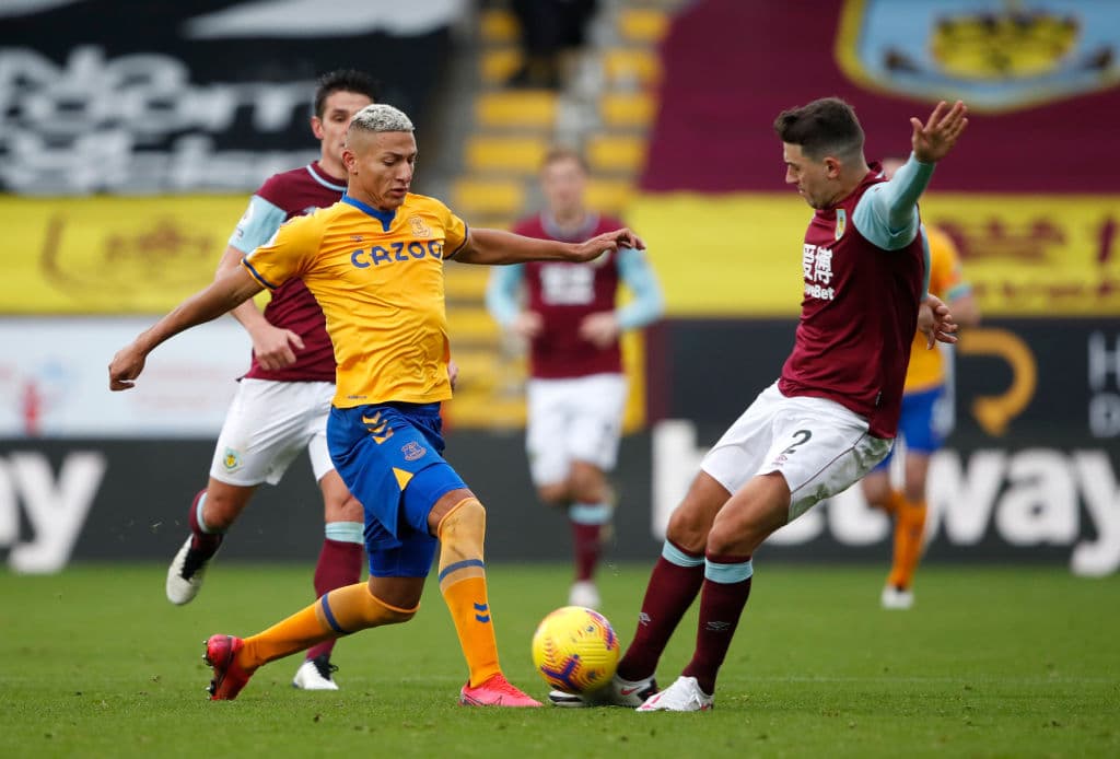 Burnley y Everton igualaron a un gol en el Turf Moor. Robbie Brady (3’) adelantó a los locales y Dominic Calvert-Lewin (45+3’) emparejó para el cuadro de Ancelotti. James Rodríguez jugó los 90’ del juego.