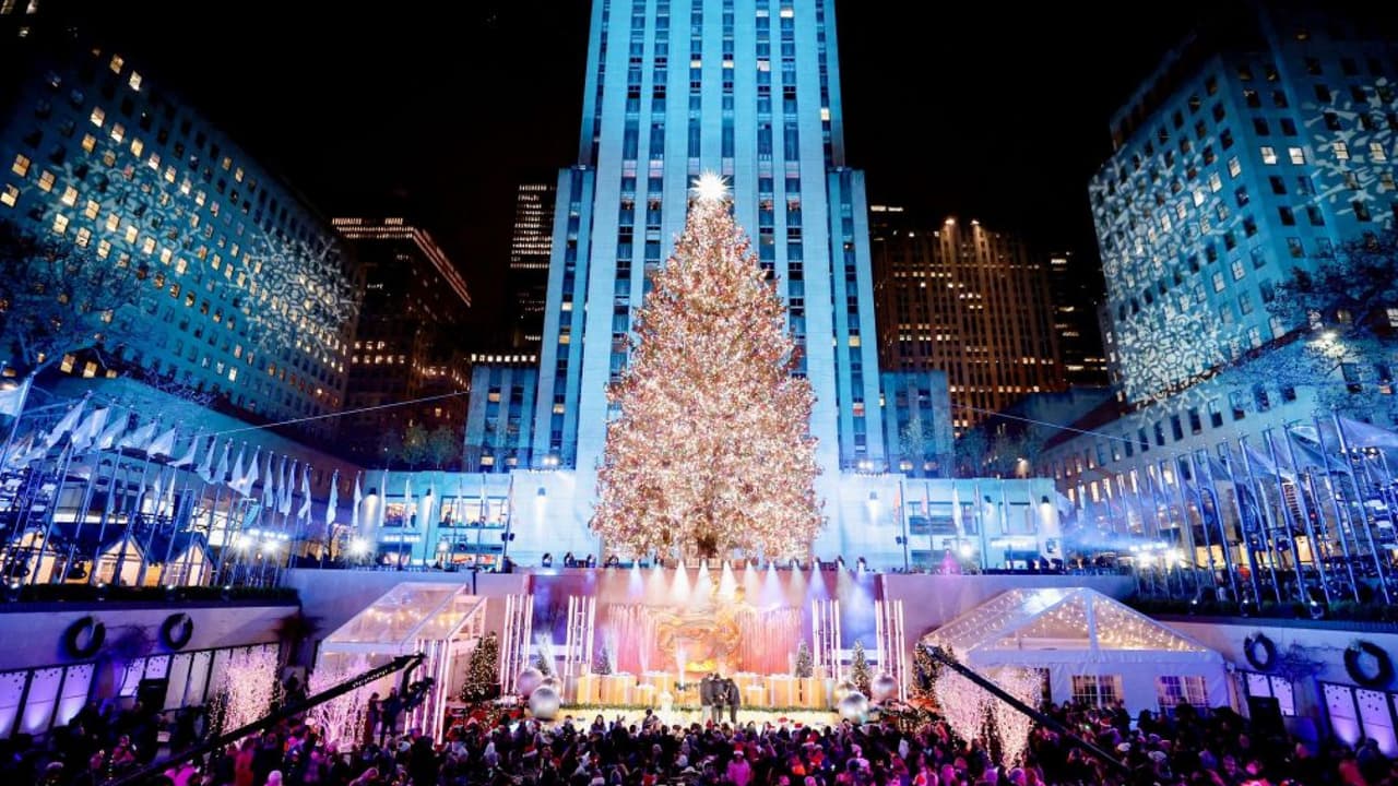 <b>Mira también:</b> Superado el año más duro de la pandemia, en el que la tradicional fiesta de encendido de luces tuvo que ser sustituida por un acto sin público, el árbol de Navidad más famoso de Nueva York volvió a reunir a turistas para dar inicio a la temporada festiva.