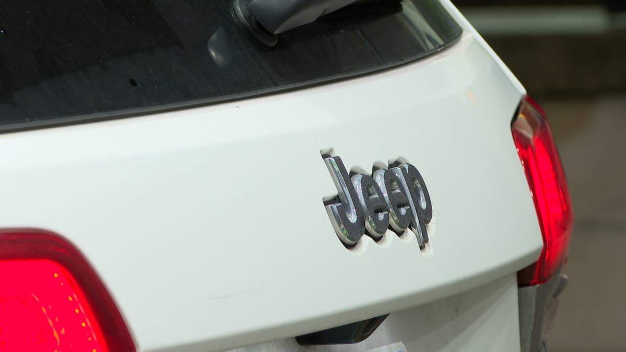 Tras irrumpir en el lugar, los sospechosos lograron extraer el cajero automático. Posteriormente, abandonaron la camioneta utilizada en el impacto,
<b> abordaron otro vehículo</b> , del cual no se tienen detalles.