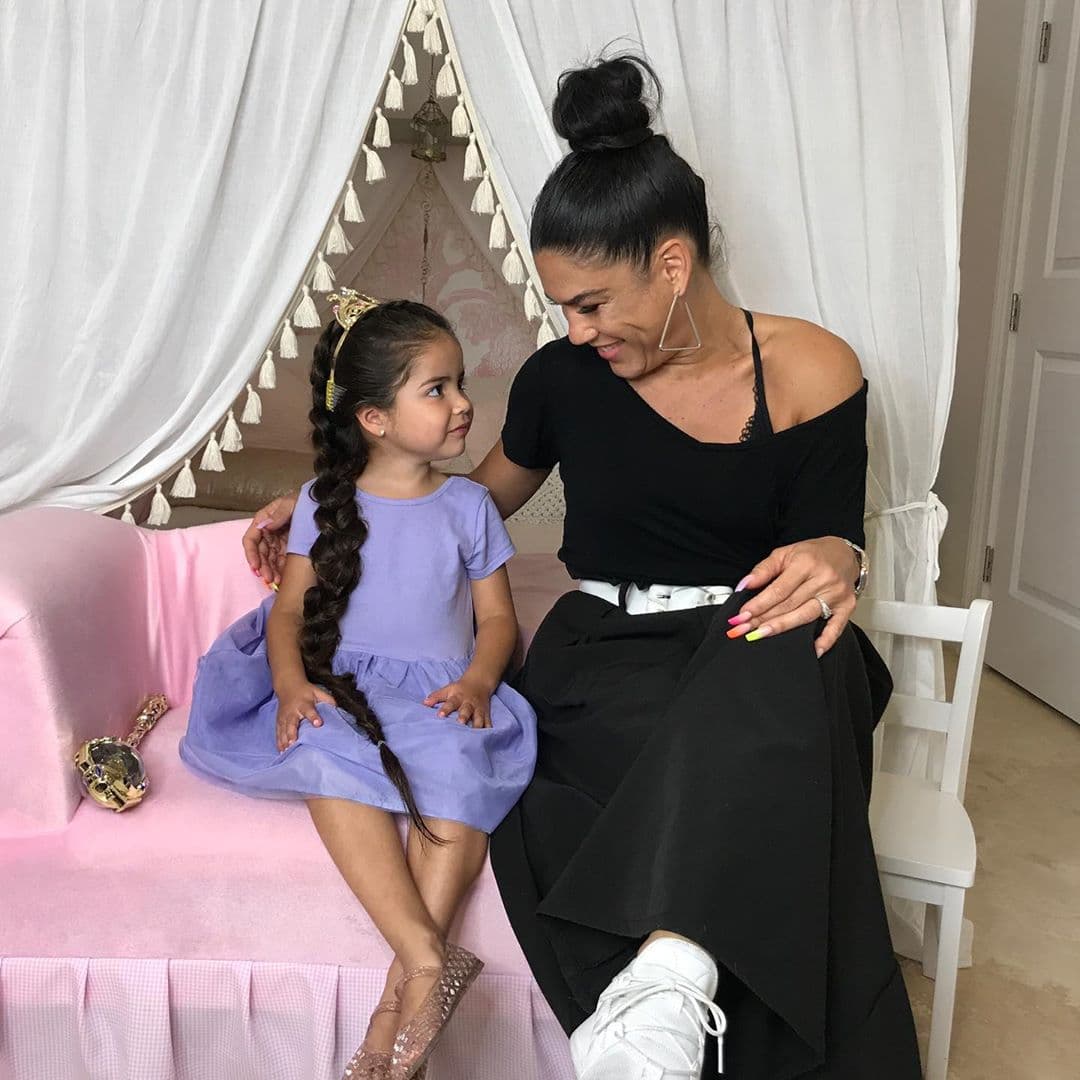 En su festejo de cuatro años la arregló la estilista reconocida Millie Morales, quien trenzó su cabello como su personaje de cuento favorito: “Gracias Millie Morales por hacer esto tan especial para Giulietta. Millie le contó que ella es la estilista de Rapunzel, tienen que ver su reacción”, redactó Ana Patricia junto a la fotografía en la que están embelleciendo a su hija.