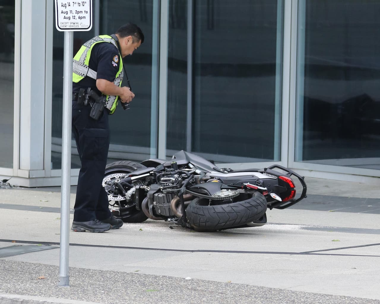 Harris nunca antes había trabajado como doble en una producción cinematrográfica.