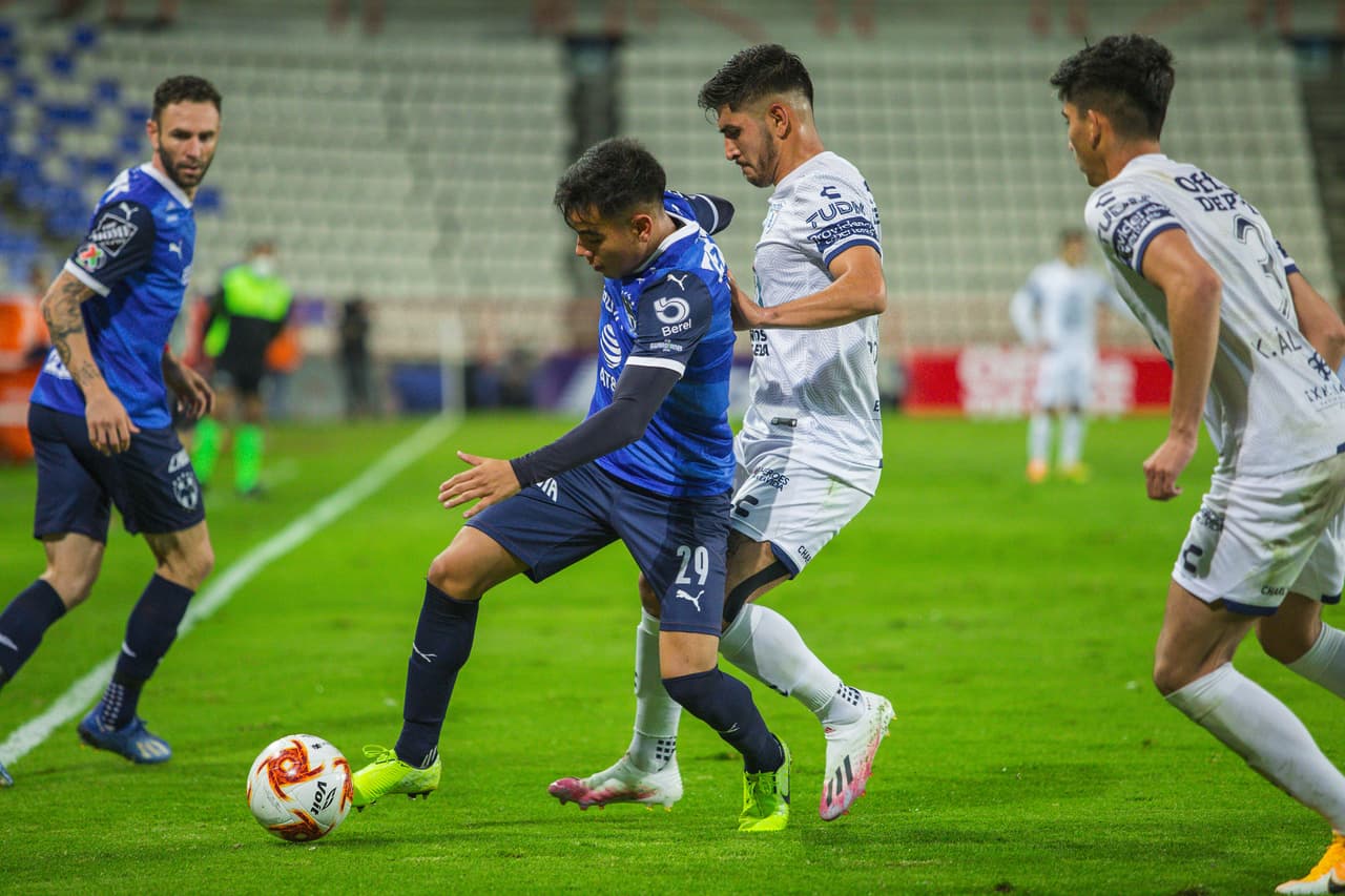 Pachuca intenta aprovechar la superioridad numérica, pero Hugo González y la defensa de Rayados hacen un gran trabajo.