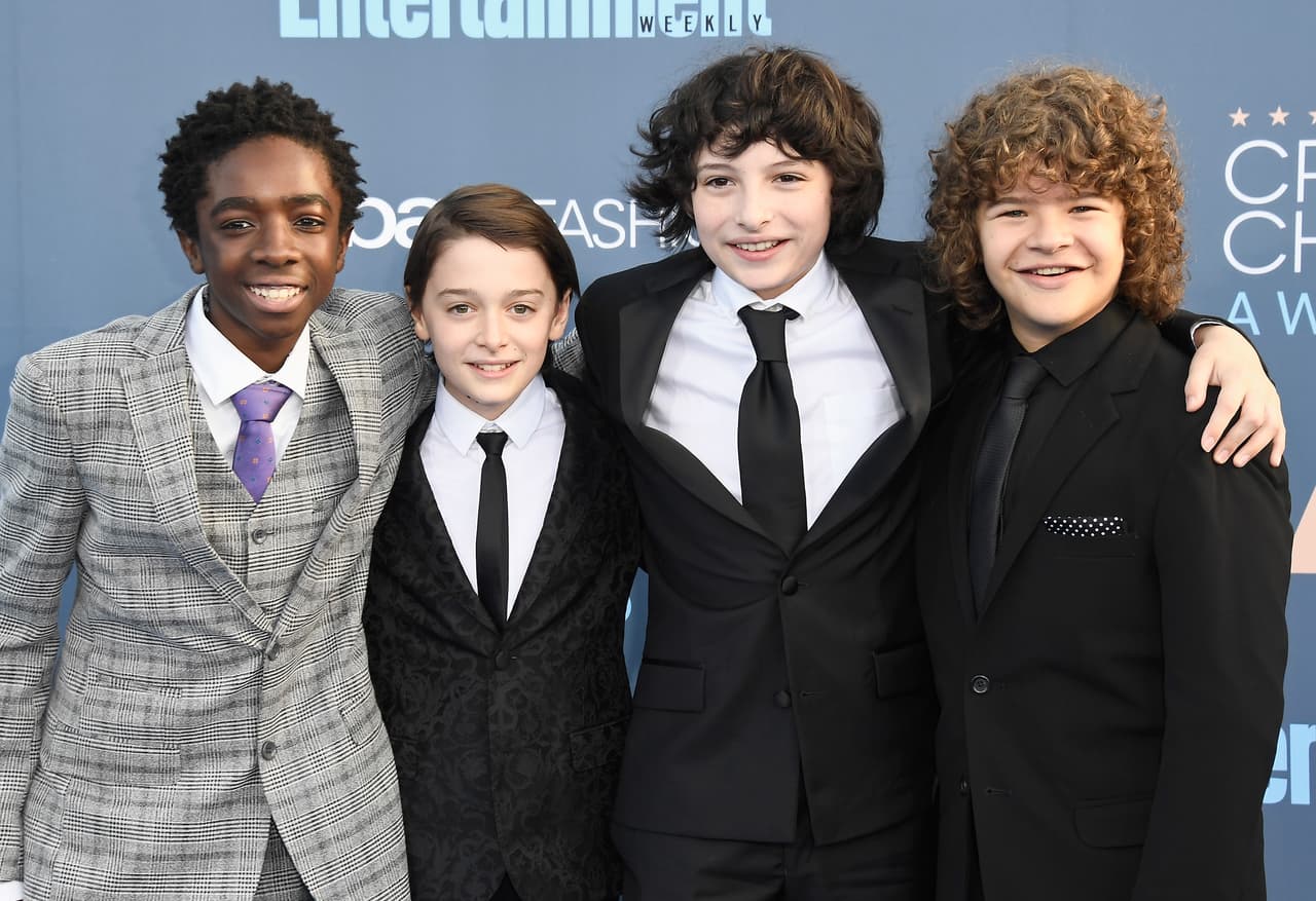 Lo actores Caleb McLaughlin, Noah Schnapp, Finn Wolfhard y Gaten Matarazzo son los pequeños protagonistas de la exitosa serie 'Stranger Things', asistieron juntos (aunque sin 'Eleven') a esta premiación.
