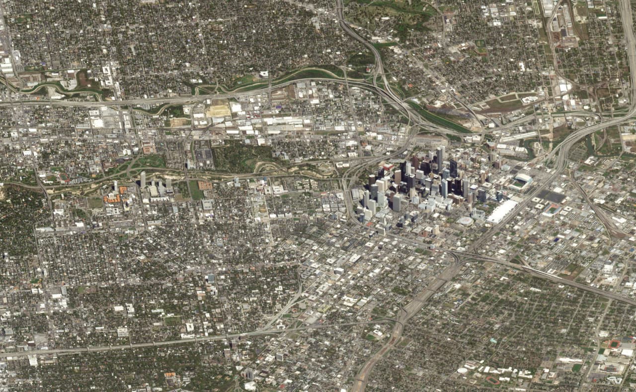 <b>Houston. </b>Los rascacielos del centro de la ciudad más poblada de Texas, y cuarta de EEUU, están rodeados por millas y millas de edificios de poca altura intercalados con autopistas entrelazadas. La perspectiva inclinada de la toma es diferente a las vistas satelitales más comunes, generalmente planas, como si leyéramos un mapa en dos dimensiones.