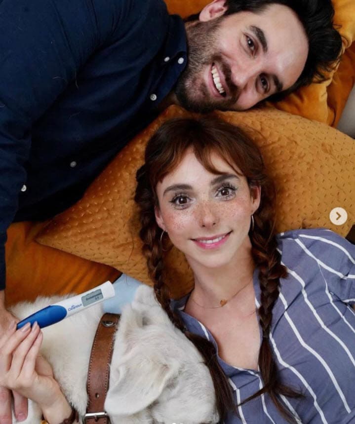 <b>Natalia Téllez </b>
<br>La actriz y conductora anunció junto con su novio, Antonio Zabala, que está embarazada. Est ocurrió el 20 de septiembre de 2021 y unos días más tarde
<a href="https://www.univision.com/famosos/natalia-tellez-sexo-bebe-nombres-fotos">reveló que será niña.</a>