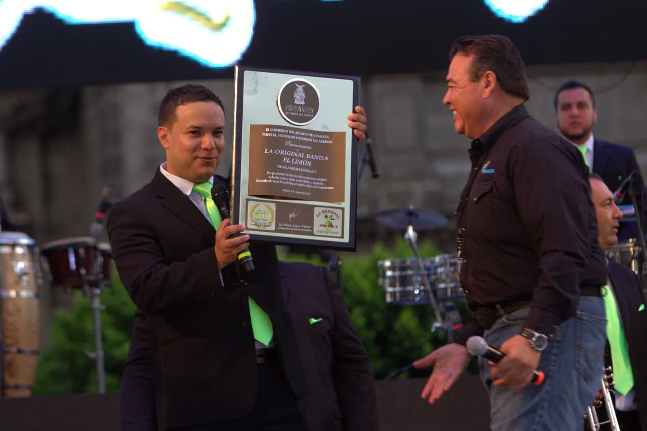 Lorenzo Méndez, vocalista de la agrupación, mostró muy orgulloso a su público el reconocimiento.