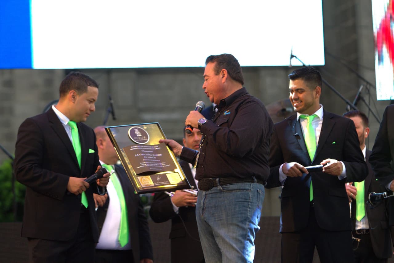 Se armó tremenda fiesta y por parte del secretario de Turismo de Sinaloa les dieron una placa, donde recocían su talento y sus 50 años de trayectoria.