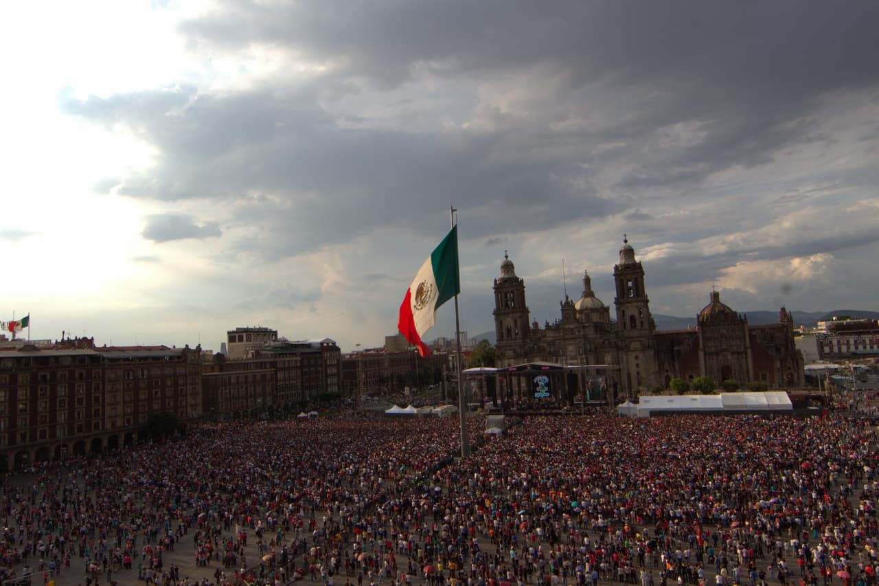 El concierto estaba a todo lo que daba y así se veía la plancha del Zócalo capitalino. ¡Estaba repleta de fanáticos!