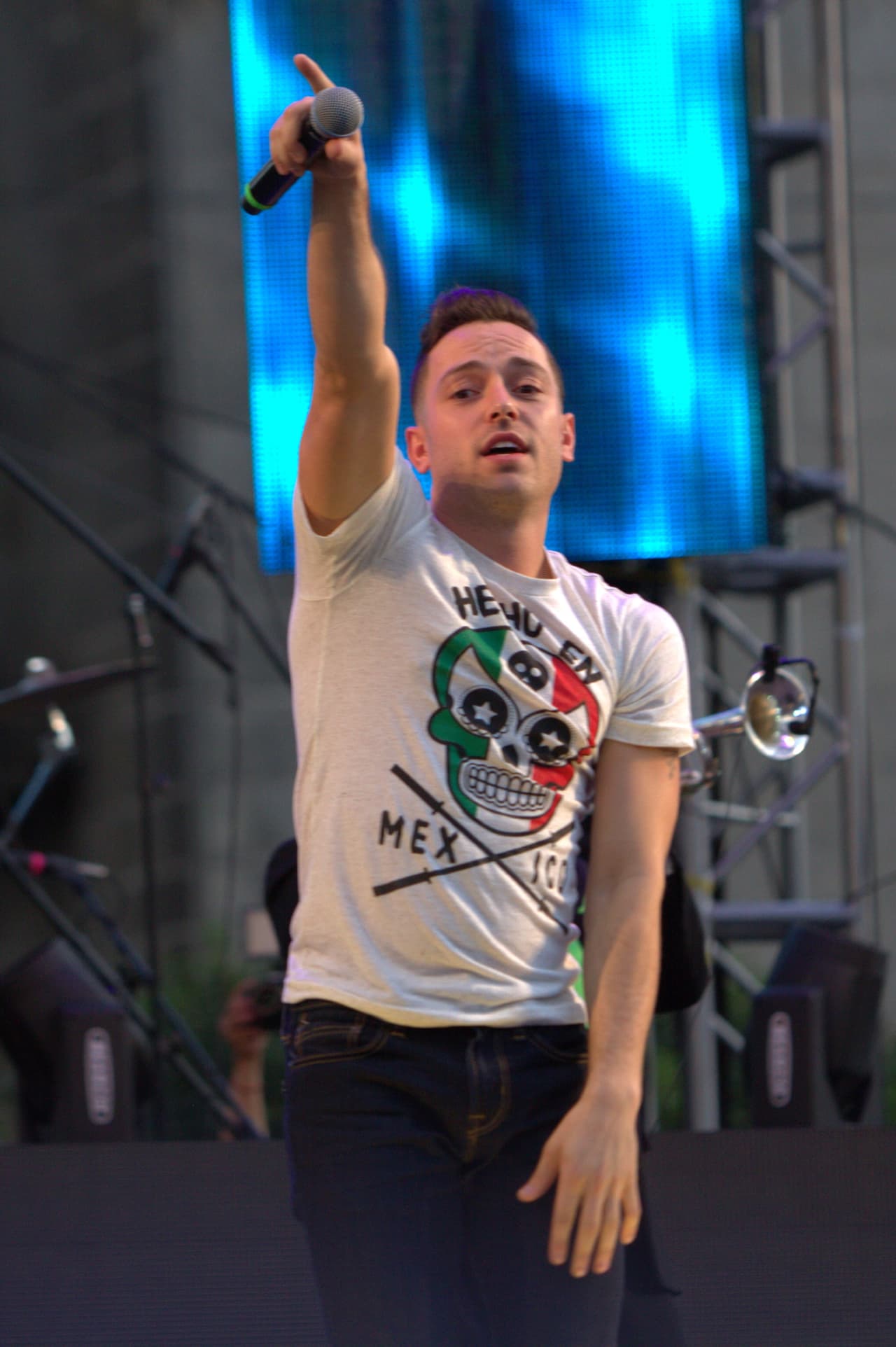 Junto con el joven cantante, interpretaron 'Sabes a chocolate' y 'Abeja Reina'.