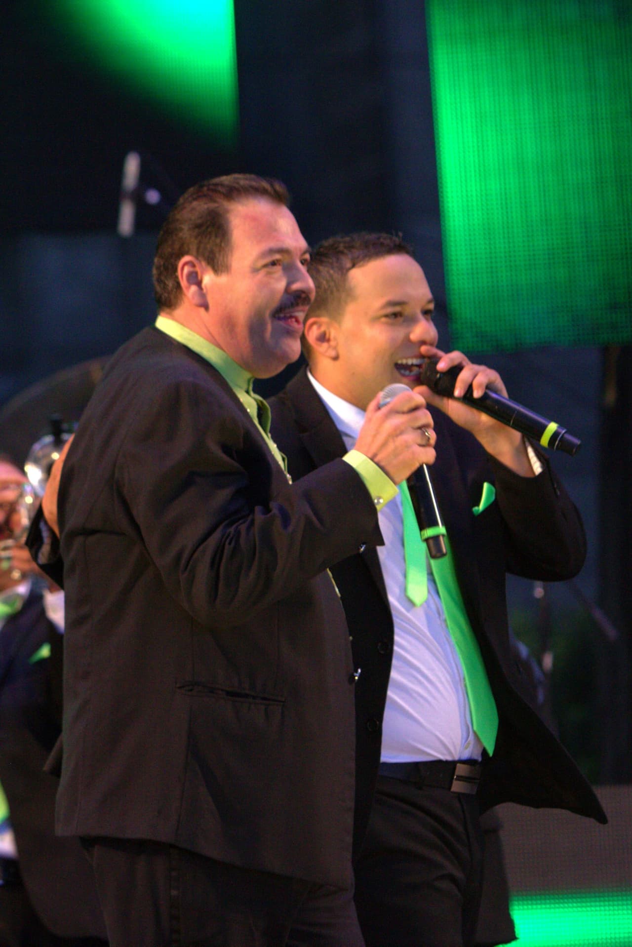 Al escenario también subió Julio Preciado, quien interpretó junto con Lorenzo Méndez los temas 'El Abandonado' y 'Lloremos por ellas'.