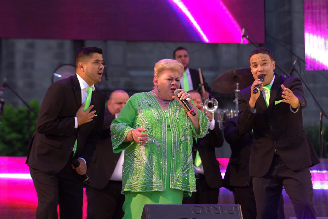 Junto con los vocalistas de la banda, Paquita cantó 'Cheque en Blanco', 'Libro abierto' y 'Mi Gusto Es'.