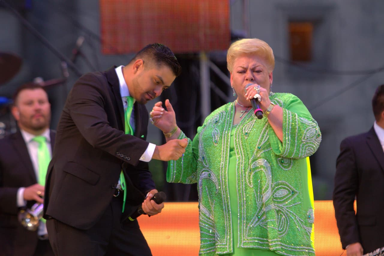 Al escenario también los acompañó Paquita la del Barrio.