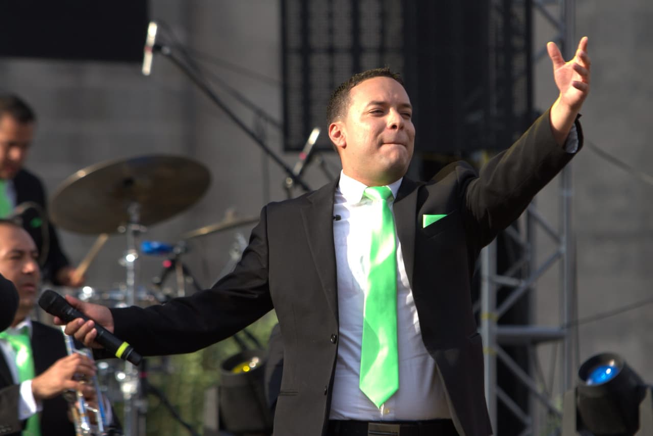 Los 15 integrantes de la agrupación estaban a todo lo que daban con su celebración.