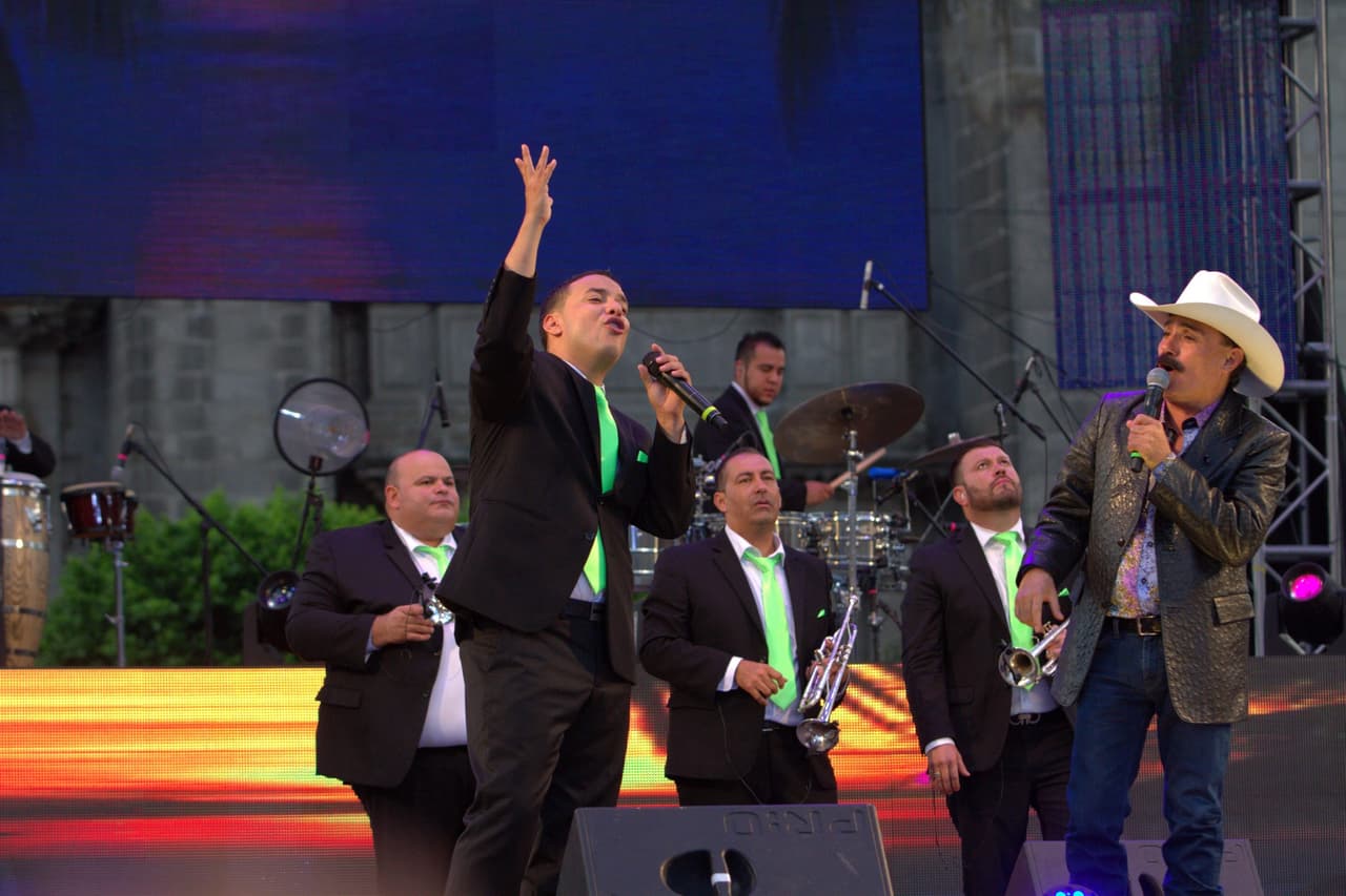 Cantó las canciones 'Nos hacía falta un beso' y 'Si nos dejan'.