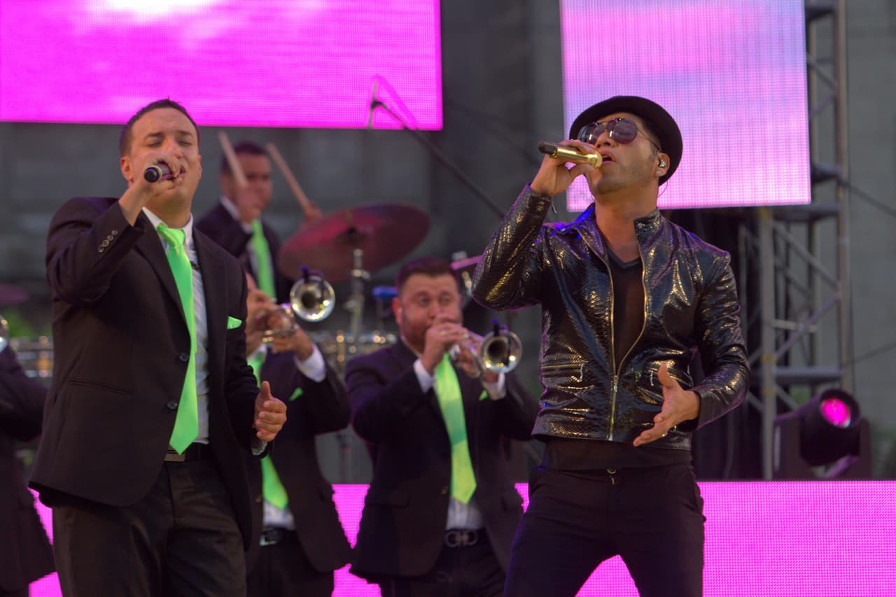 Samo se unió a la fiesta de La Original y los acompañó con temas como 'De qué me sirve la vida' Y 'Di que regresarás'.