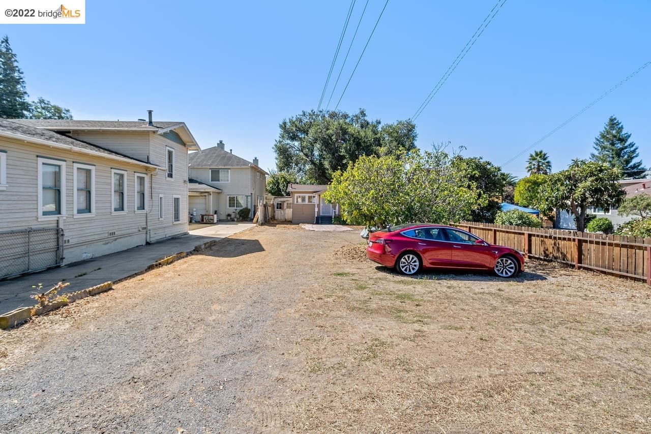 Los agentes de bienes raíces estiman que la pequeña propiedad tiene mucho potencial y se venderá a un precio por encima del que solicitan, como suele ocurrir con las casas que se venden en la zona.