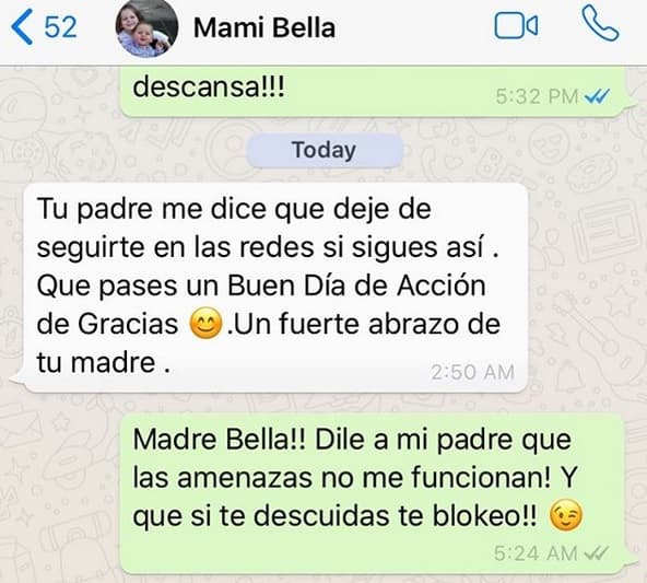 "Tu padre me dice que 
<b><a href="https://www.univision.com/entretenimiento/jomari-goyso-confiesa-que-tuvo-que-preparar-a-sus-padres-para-que-lean-su-libro-desnudo-video" target="_blank">deje de seguirte</a> </b>en las redes si sigues así. Qué pases un buen 
<b><a href="https://www.univision.com/noticias/meteorologia/clima-brutal-unos-100-millones-de-estadounidenses-bajo-alerta-a-solo-dos-dias-de-accion-de-gracias" target="_blank">Día de Acción de Gracias</a></b>. Un fuerte abrazo de tu madre". El mensaje aparece enviado a las 2:50 am.
<br>