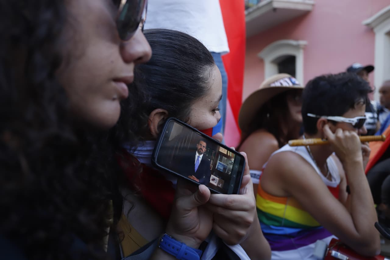 Tras el discurso de Rosselló, ofrecido a través de su cuenta en la red social Facebook algunos ciudadanos han realizado varios "cacerolazos" espontáneos desde las ventanas de sus viviendas para expresar su desacuerdo con el anuncio del gobernador.
