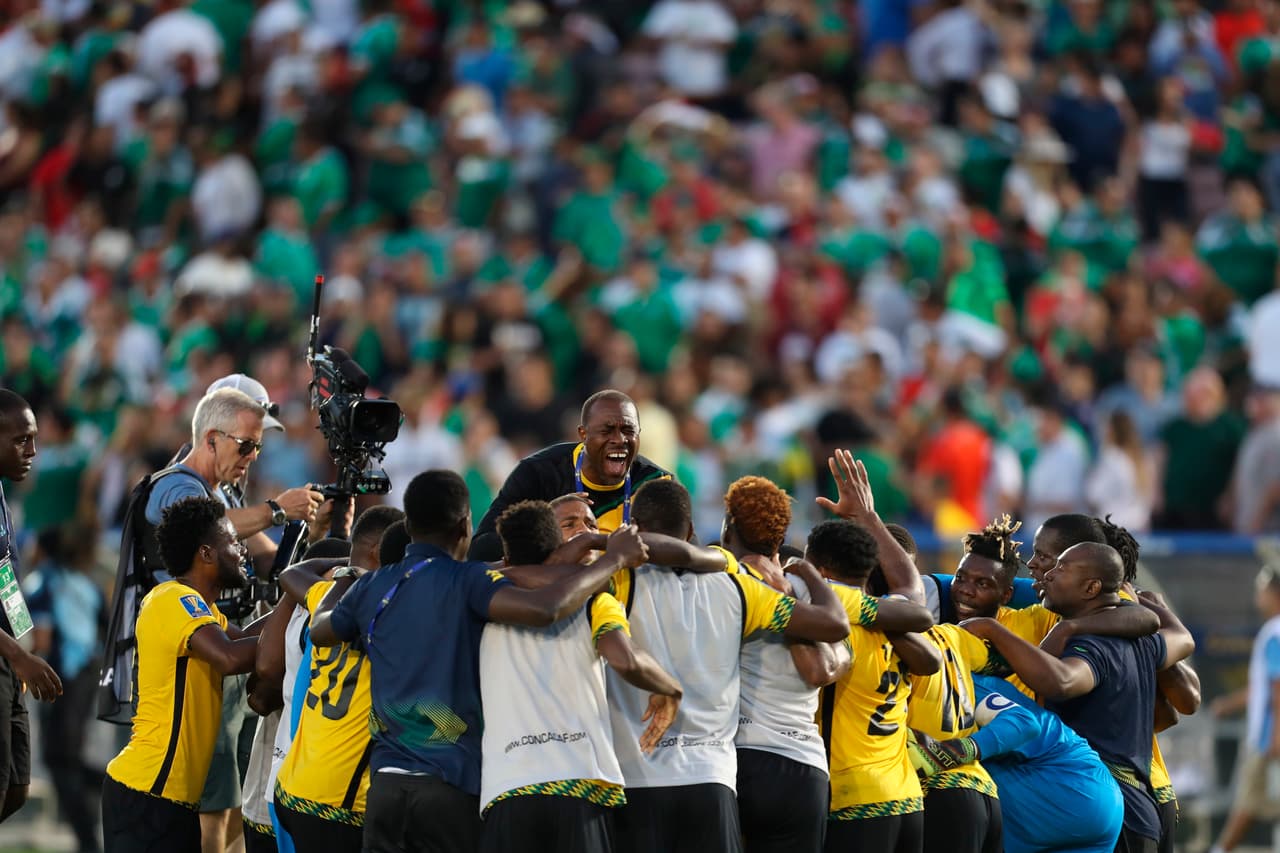 El gol de Jamaica llegó al minuto 88 obra de Kemar Lawrence tras cobrar un tiro libre de manera magistral. Corona se quedó inmovil observando el balón.