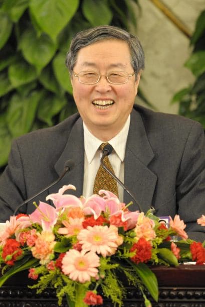 Zhou Xiaochuan, con sus 62 años, está muy fuerte para ser el gobernador del banco central chino y el 11º más poderoso.