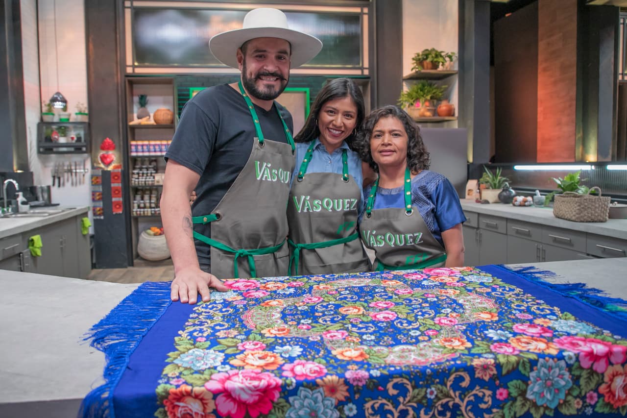 Desde Oaxaca, la familia Vásquez llegó con este mantel típico de su estado, el cual usan en su casa.