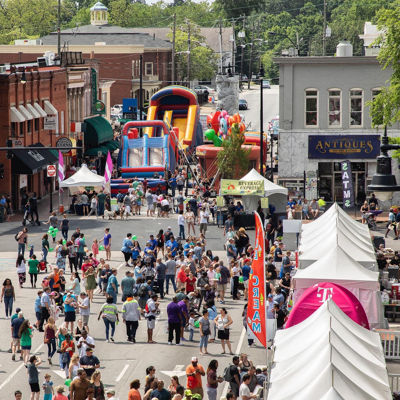 <b>Evento</b>: Taste of Marietta
<br>
<b>Fecha</b>: 28 de abril
<br>
<b>Lugar</b>: Historic Marietta Square
<br>
<b>Sitio web</b>: 
<a href="https://www.tasteofmarietta.com/">https://www.tasteofmarietta.com/</a>
<br>
<br>Popular festival gastronómico anual en Marietta Square, que presenta comida de los restaurantes del condado de Cobb, música en vivo, actividades para niños y más.